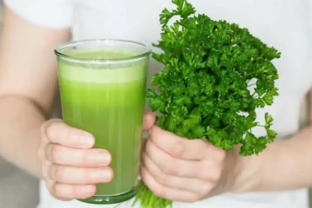 Parsley and lemon drink is one of the best belly fat burning drinks before bed