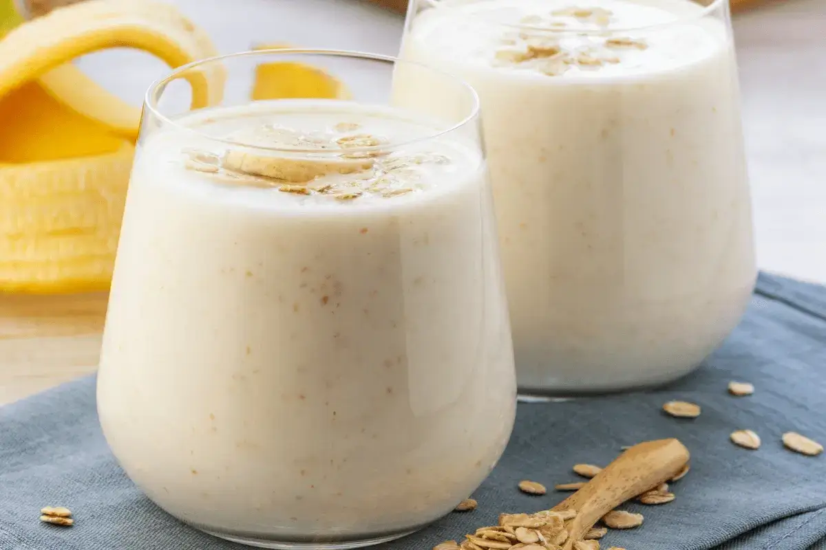 Banana drink with oatmeal is one of the best weight gain smoothies for females