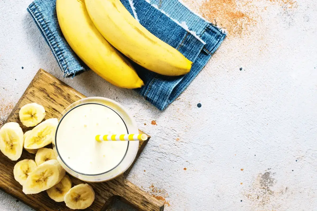 Banana drink with milk is one of the best drinks that boost testosterone