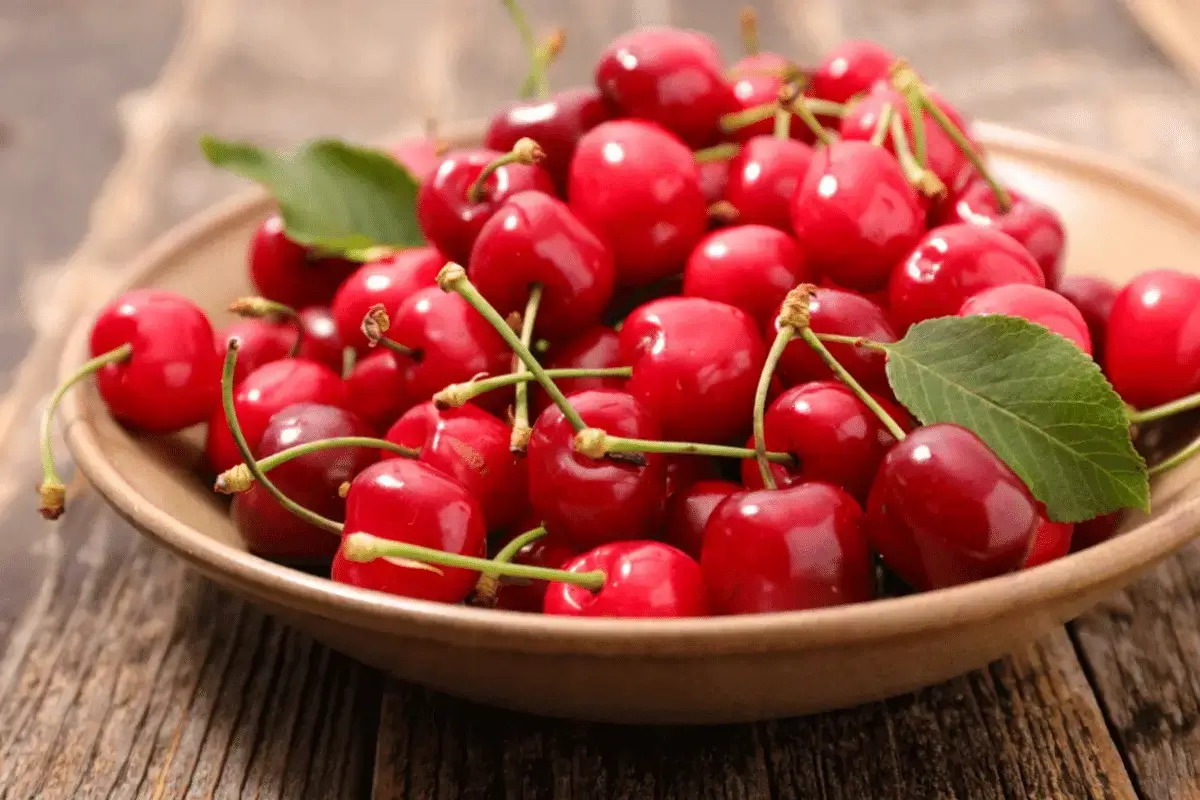 Cherry is one of the best healthy foods rich in carbohydrates