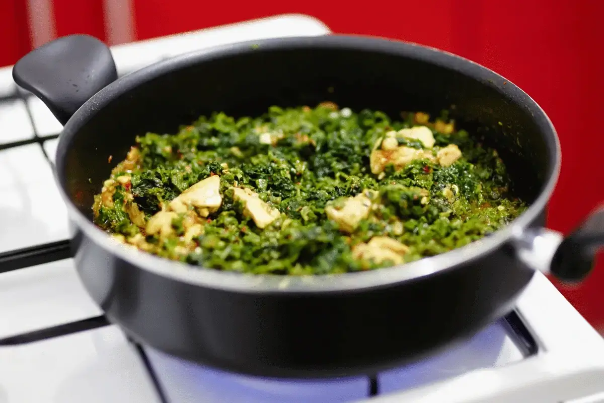 Cooked spinach is one of the best foods high in iron and zinc