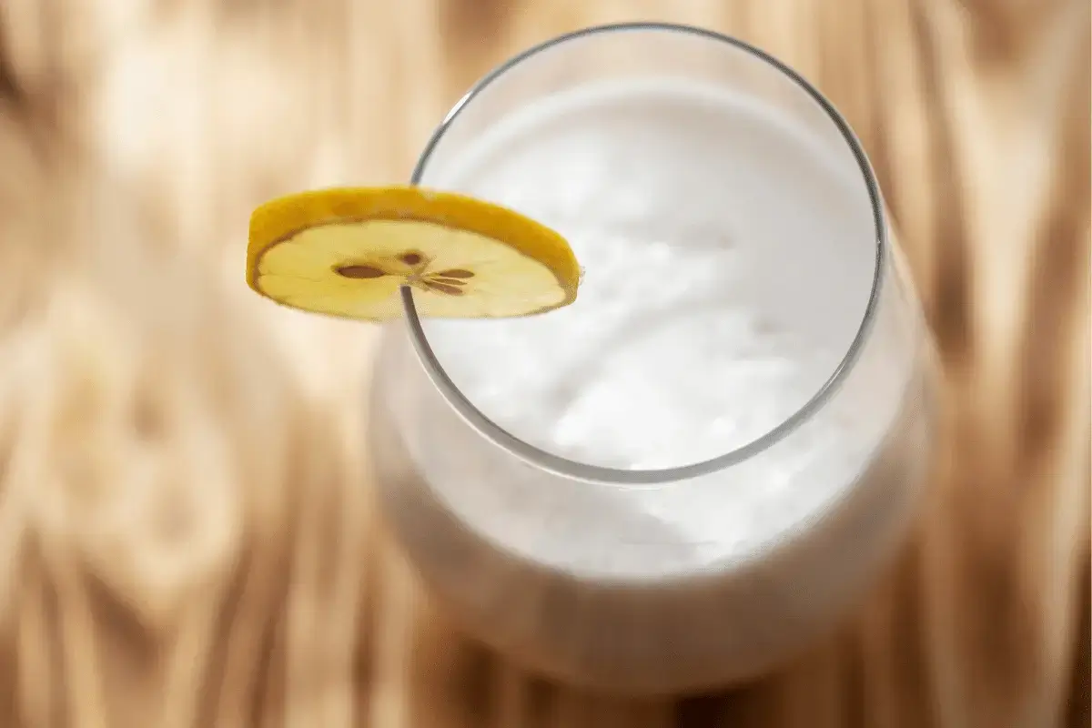 Lemon drink with powdered milk