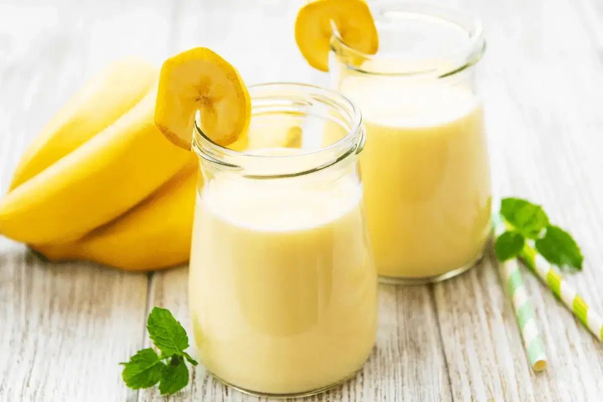Banana juice with milk is one of the healthy cold Starbucks drinks