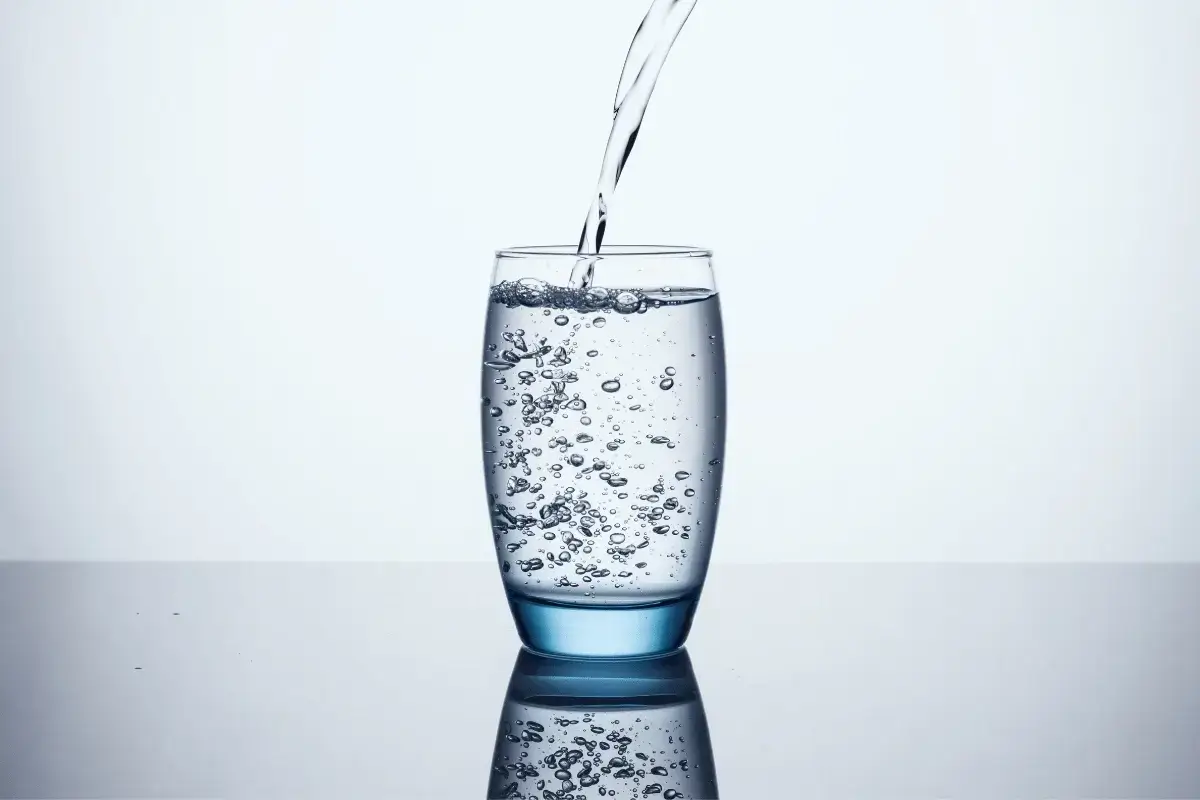 Water is one of the best quick weight loss drinks at home