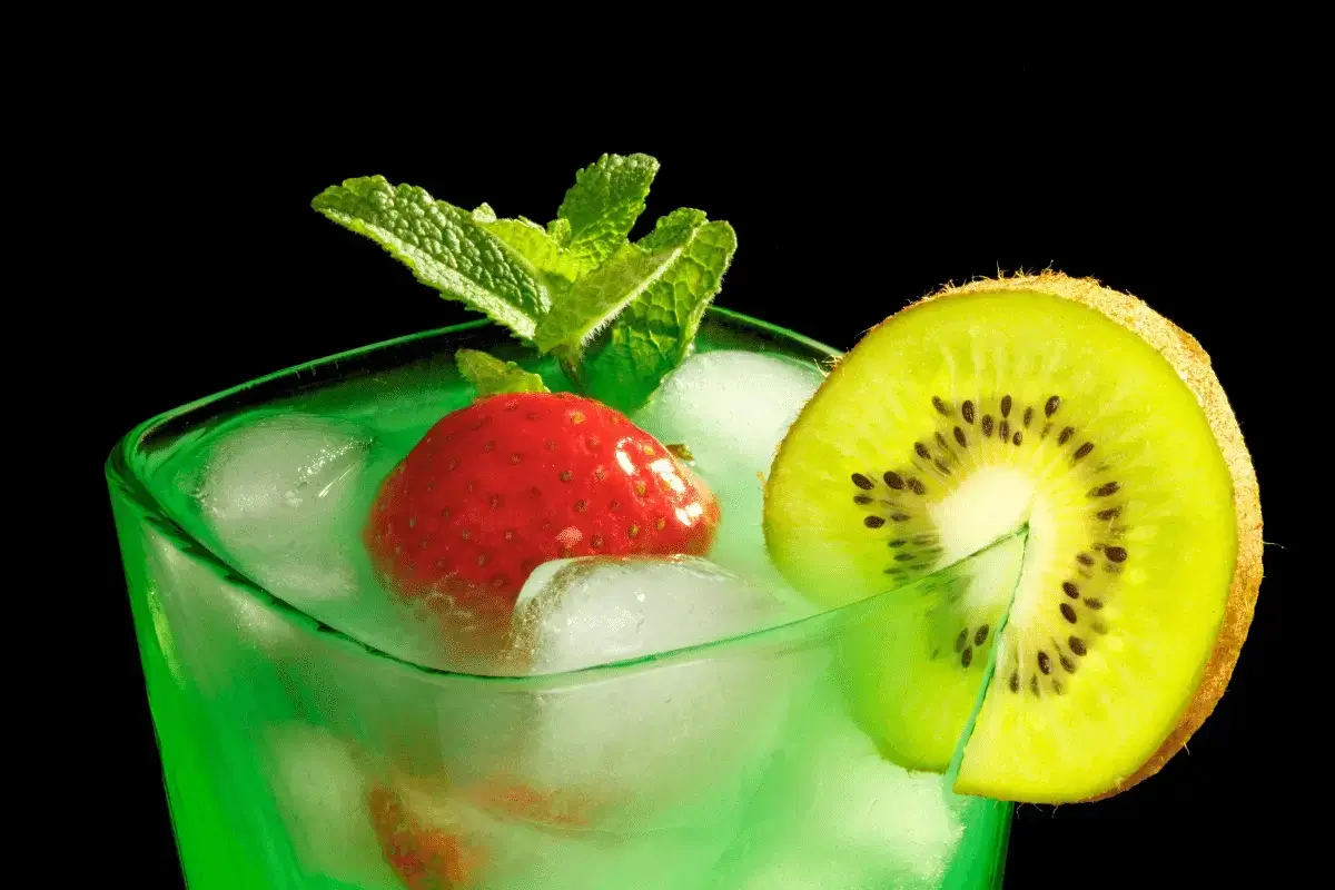 Kiwi, strawberry and mint drink