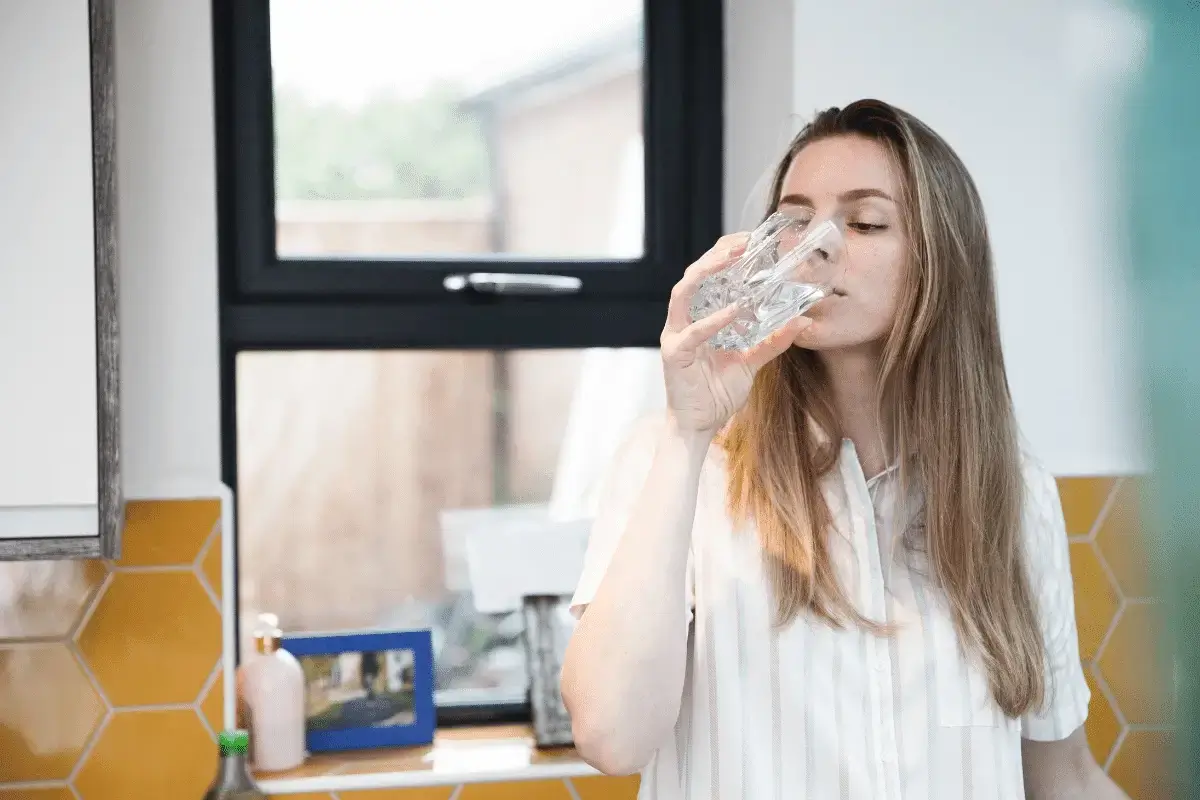 Drink enough water is one of the top ways to beat hunger while dieting