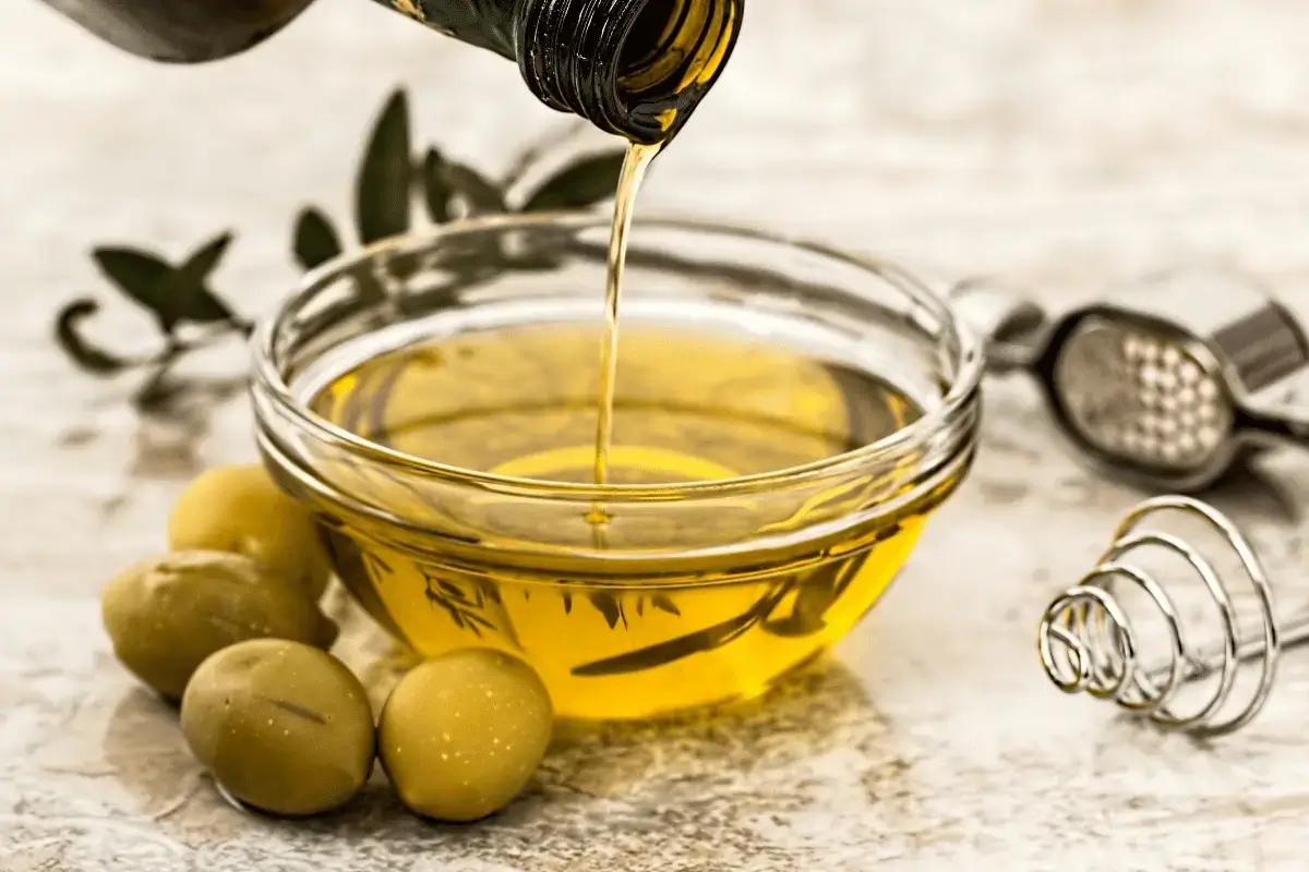 Olive oil is one of the diet to lose thigh fat