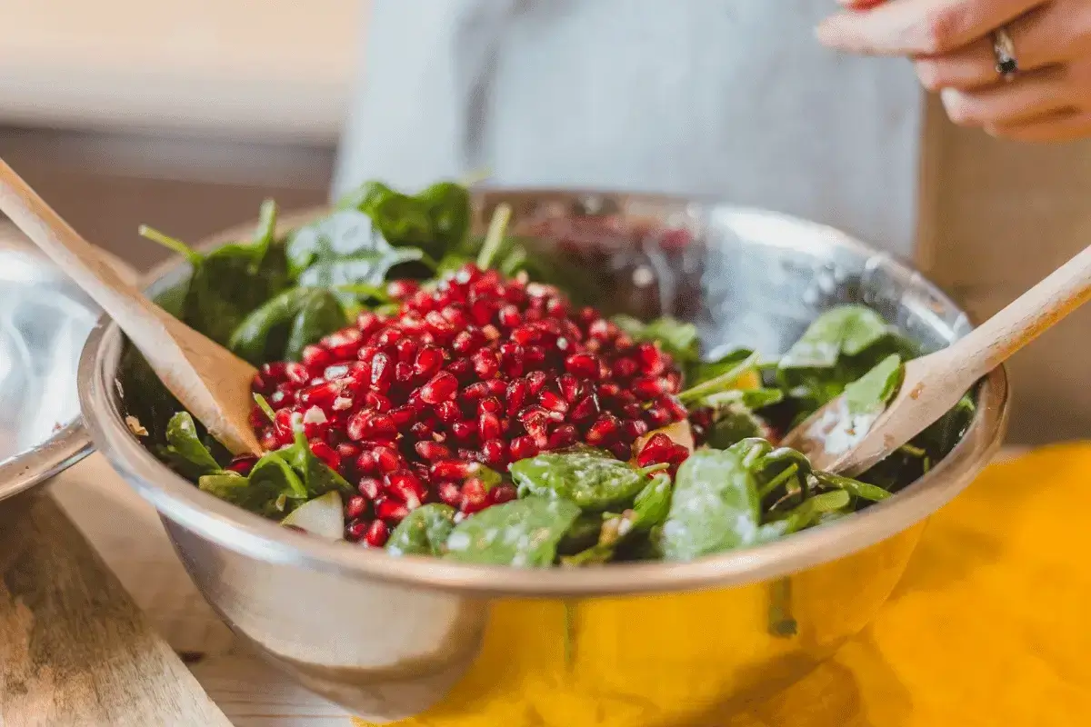 Spinach and pomegranate salad